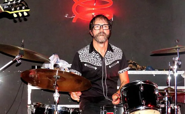 Dani Oñate, el carismático baterista daltónico, eligió una camisa muy rockabilly. 