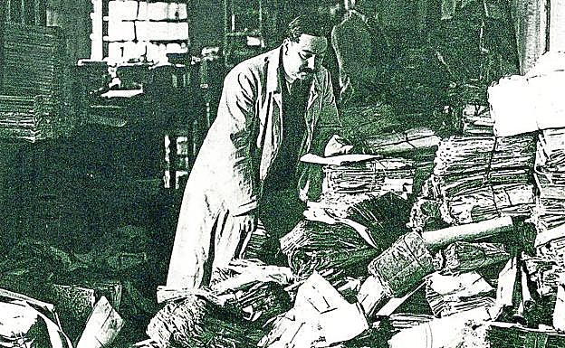 Inicios. Darío de Areitio ordenando fondos en el palacio foral hacia 1908. :: Diputación foral de bizkaia. 