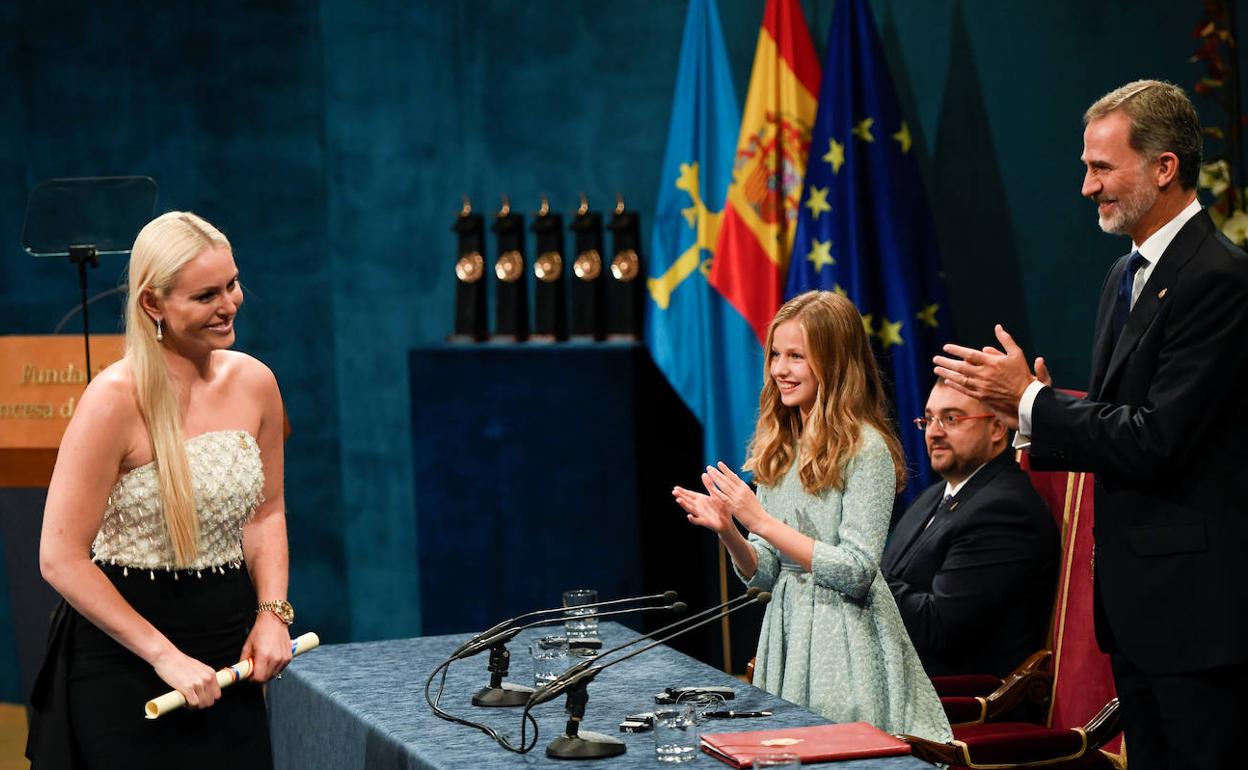 La exdeportista tras recibir el diploma en Oviedo, aplaudida por el rey y la infanta Leonor. 