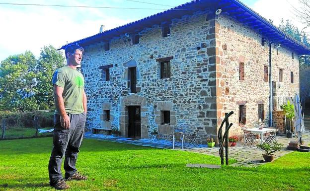 Gabriel Pascual frente a su caserío en la localidad vizcaína de Gordexola. 