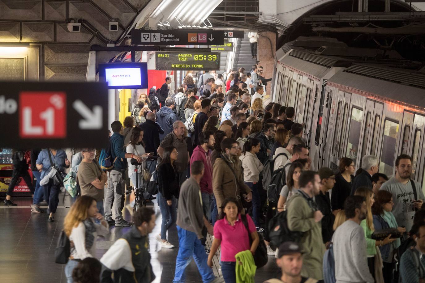 Numerosos usuarios en uno de los andenes de Metro en Plaza de España este viernes