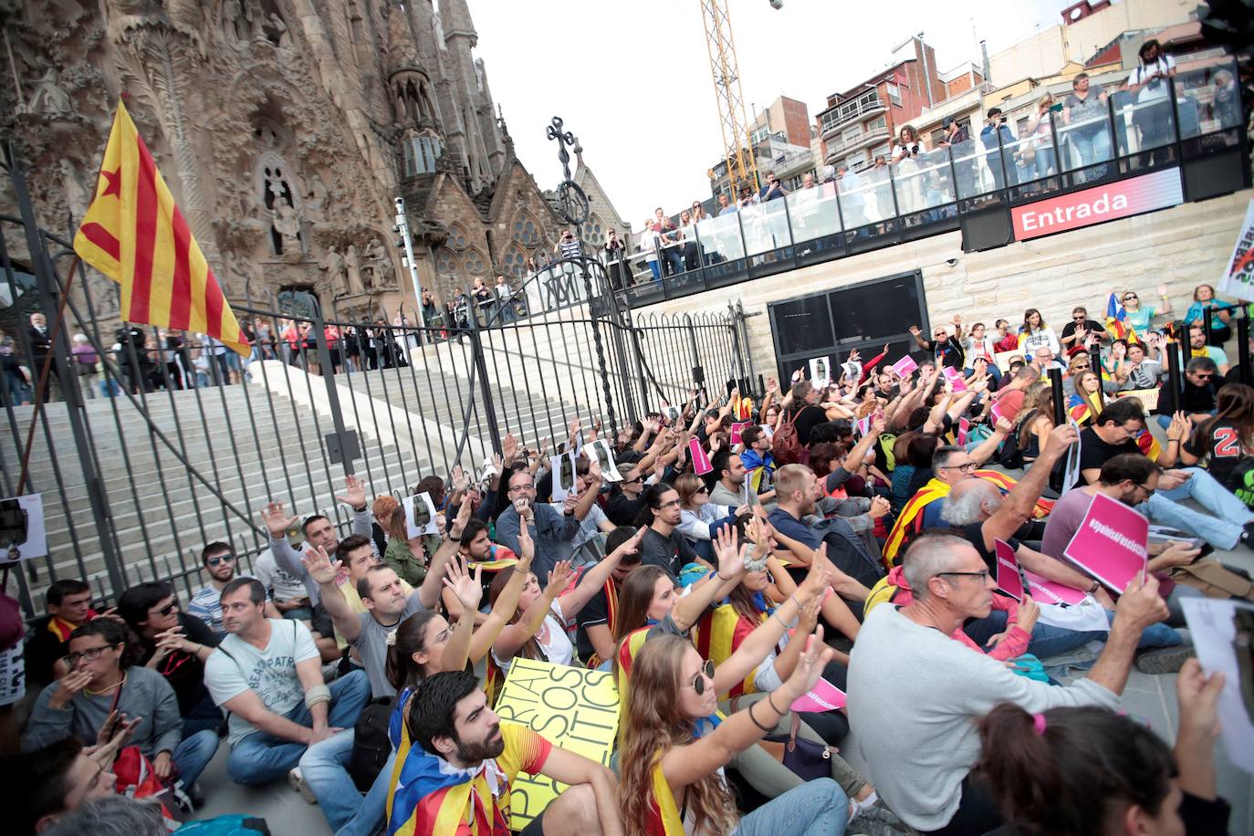 Centenares de personas protagonizan una sentada ante la Sagrada Familia de Barcelona hoy viernes