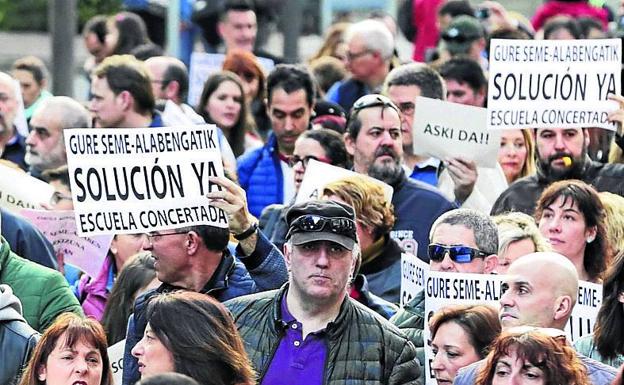 Manifestación de familias para que se ponga fin al conflicto. 