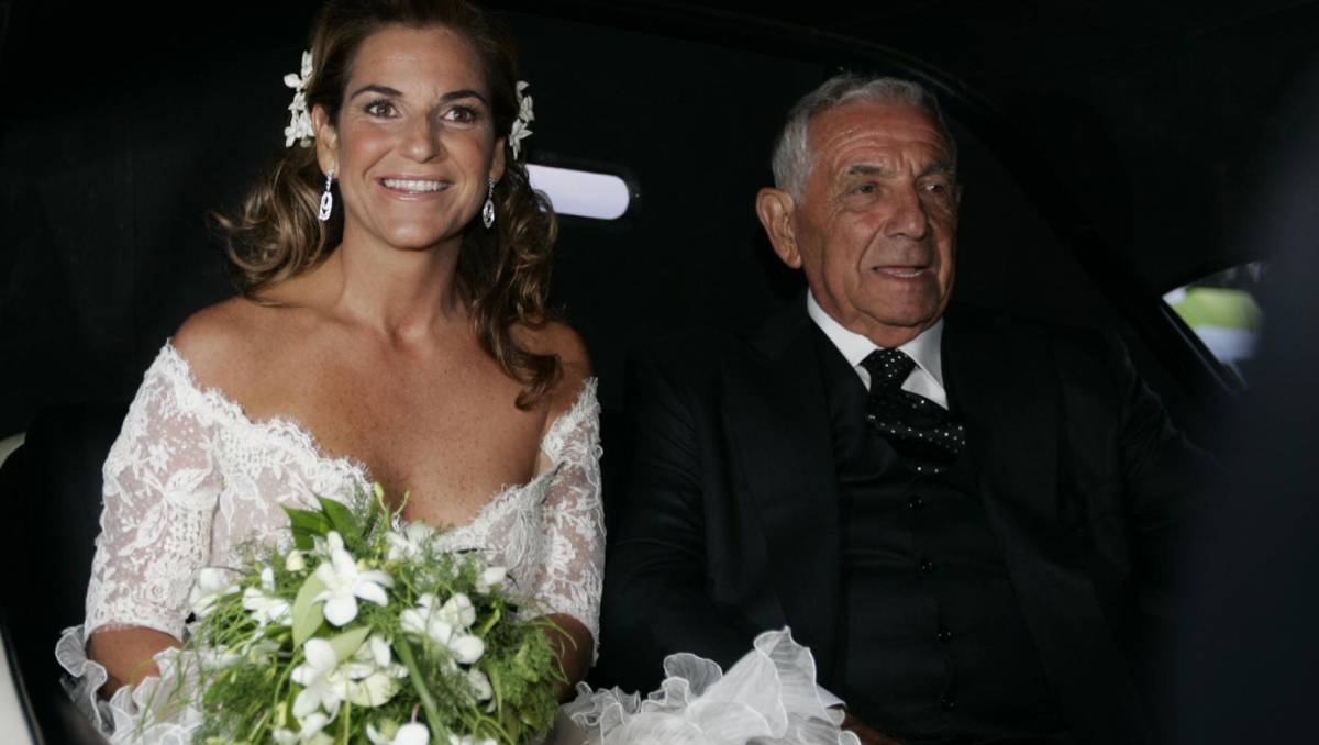 La tenista se casó en segundas nupcias con José Santacana en el Castillo de Peralada, en la provincia de Girona, en septiembre de 2008. Fue un matrimonio que tampoco llegó a buen puerto y terminó con polémica incluida. Arantxa, que llegó al lugar de la ceremonia en un coche de época, llevó un vestido de novia firmado por Hannibal Laguna. Era un diseño con cuerpo de encaje, escote corazón y hombros al descubierto, que se completaba con una falda de microvolantes. Del maquillaje y la peluquería se encargó su amigo, el estilista Alberto Cerdán.