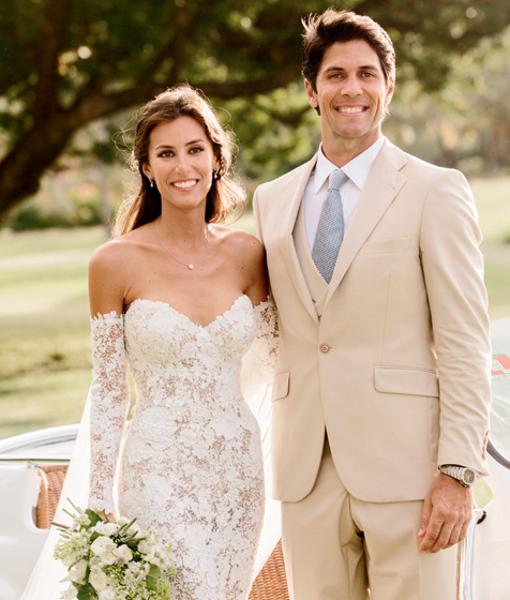 Ana Boyer se casó con Fernando Verdasco en diciembre de 2017. Para la ocasión confió en las manos de Hervé Moureau para Pronovias, que ideó para ella un diseño muy especial. Se trataba de un diseño palabra de honor con escote corazón, confeccionado con un delicado tejido bordado en ‘paillettes’ y pedrería de cristal con aplicaciones guipur. Tenía corte sirena e incorporaba unos originales manguitos a juego del vestido de los que prendía un velo de tul de tres metros y medio.