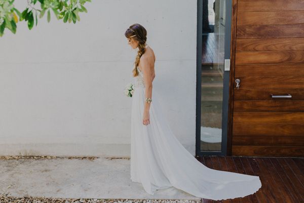 Eva Alonso es la mujer de Juan Carlos Ferrero y se casaron hacer X años en Bocairent (Valencia). La ceremonia tuvo lugar en los jardines del Hotel Ferrero, propiedad del tenista. Como curiosidad, él entró acompañado por su suegra y ella lo hizo cogida del brazo de su suegro. Eva eligió un diseño con cuerpo de guipur y cuello halter y falda de gasa vaporosa con abertura lateral. Era una creación de la firma Julie Vino que dejaba la espalda totalmente al descubierto. Además, recogió el pelo con una trenza ladeada y lo completó con un tocado-joya de color blanco. Su ramo era un bouquet de peonias, rosas Austin y bouvardia.