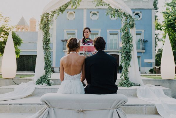 Eva Alonso es la mujer de Juan Carlos Ferrero y se casaron hacer X años en Bocairent (Valencia). La ceremonia tuvo lugar en los jardines del Hotel Ferrero, propiedad del tenista. Como curiosidad, él entró acompañado por su suegra y ella lo hizo cogida del brazo de su suegro. Eva eligió un diseño con cuerpo de guipur y cuello halter y falda de gasa vaporosa con abertura lateral. Era una creación de la firma Julie Vino que dejaba la espalda totalmente al descubierto. Además, recogió el pelo con una trenza ladeada y lo completó con un tocado-joya de color blanco. Su ramo era un bouquet de peonias, rosas Austin y bouvardia.