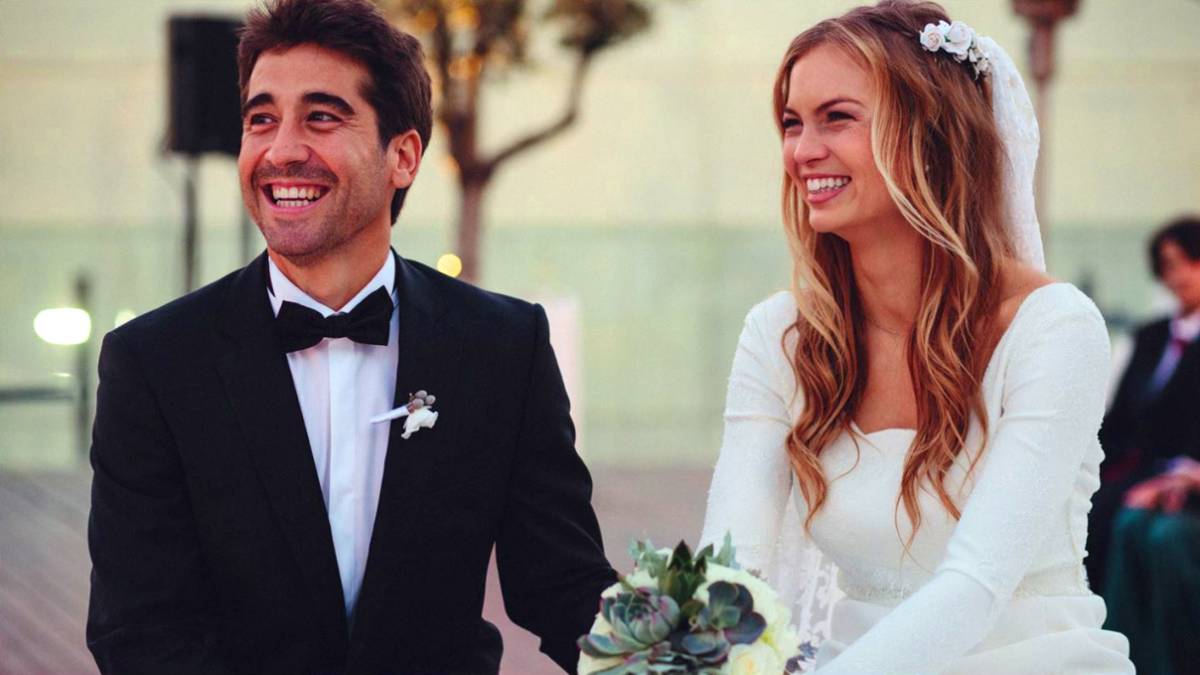 María es la novia de Marc López y se casaron justo un día antes que David Ferrer y Marta Tornel, en su caso, en Mallorca. Sin embargo, su matrimonio no duró más de dos años y se separaron en 2017. En este caso, María llevó un sencillo vestido de corte imperio y manga larga que completó con una media corona de pequeñas flores de la que prendía el velo.