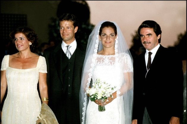 El primer matrimonio de Arantxa Sánchez-Vicario fue con el periodista Joan Vehils. Se celebró el 21 de julio del 2000 y tan solo duró un año. En este caso, la tenista apostó por un diseño ceñido de encaje, cuello a caja y manga corta, que completó con un tradicional velo rematado en blonda.