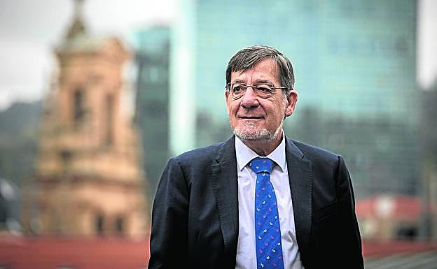 Ibarra posa en la azotea en el Palacio de Justicia de Bilbao, sede del Tribunal Superior. 