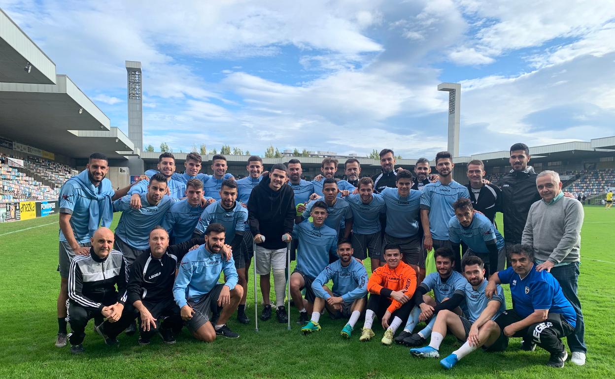 Josué Medina, en el centro de la foto, con el resto del primer equipo 