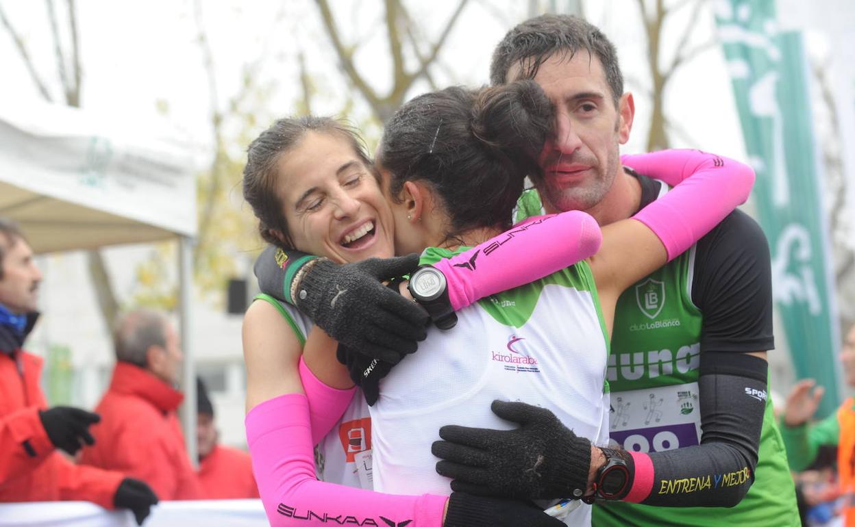 Raquel Gómez recibe la felicitación de una compañera tras ganar una media de Vitoria. 