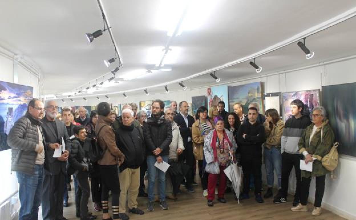 Ganadores y participantes en la entrega de los premios del concurso de pintura Villa Durango. 