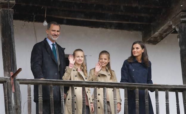 El rey Felipe y la reina Letizia, junto con sus hijas, las princesa Leonor y la infanta Sofía, han elegido gabardinas en su visita a Asturias, con motivo de la entrega de los premios Princesa de Asturias.