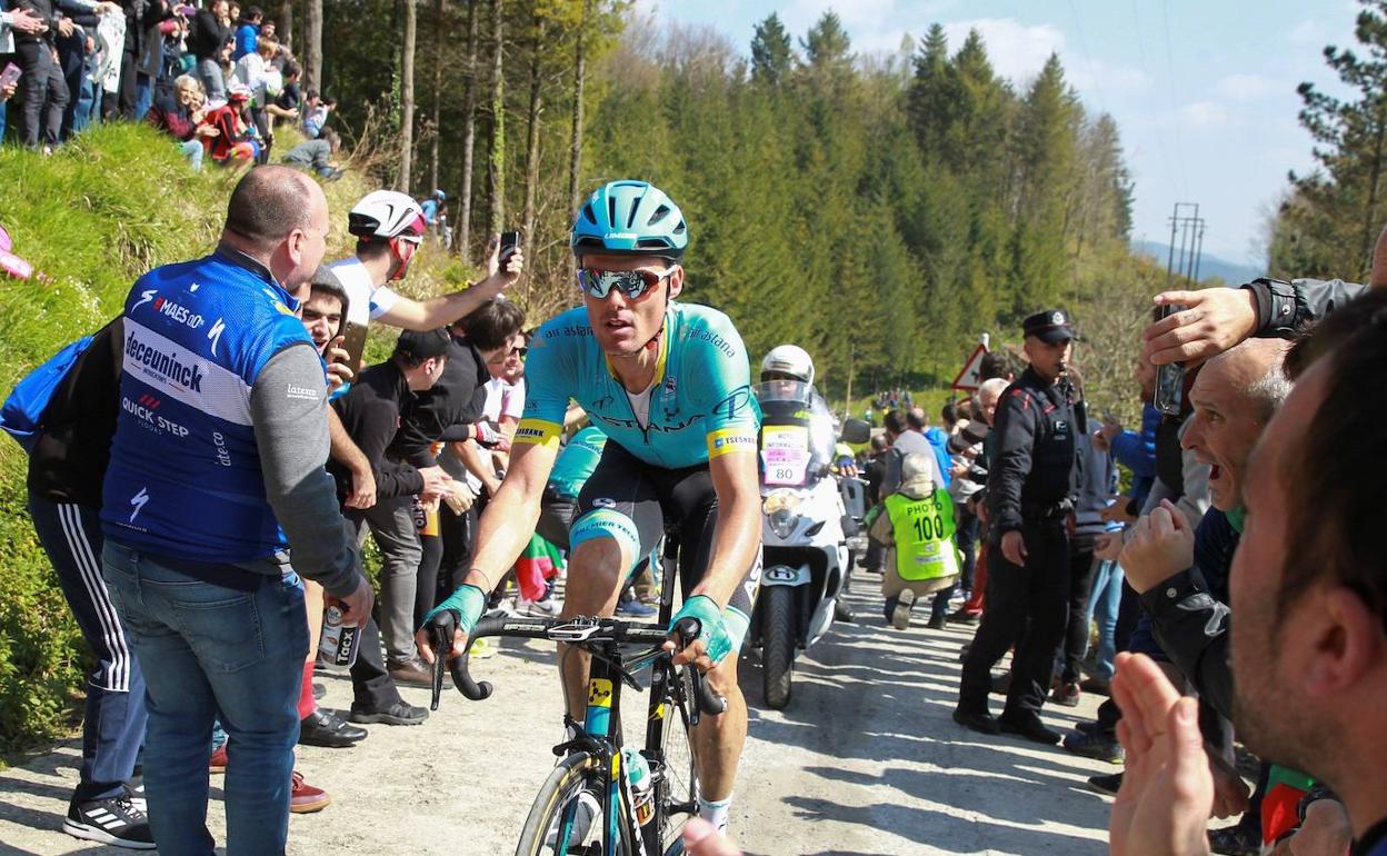 Luis león Sánchez, en la subida a Izua en la Vuelta al País Vasco de 2019.