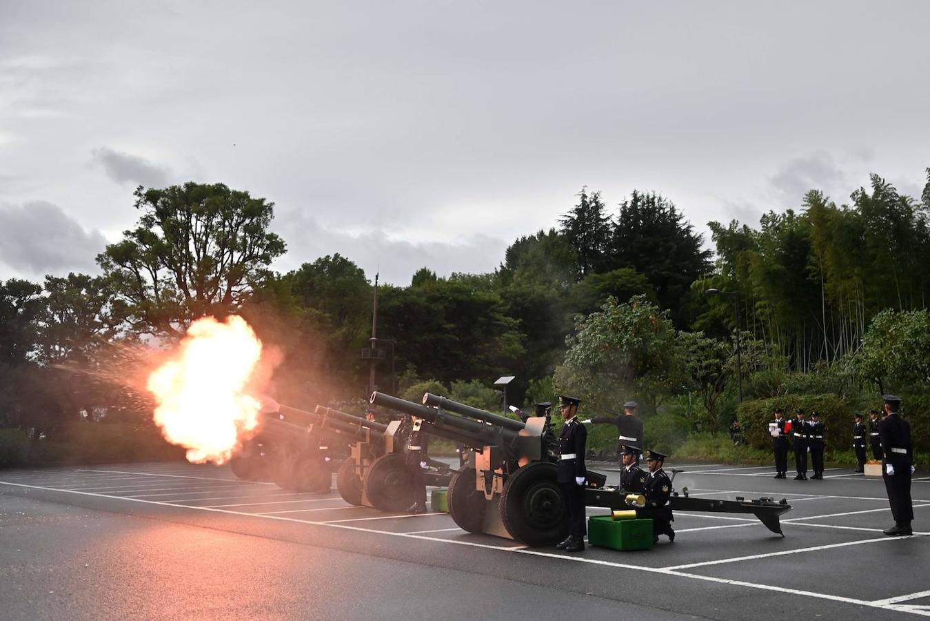 Los militares japoneses disparan cañones en honor a Naruhito