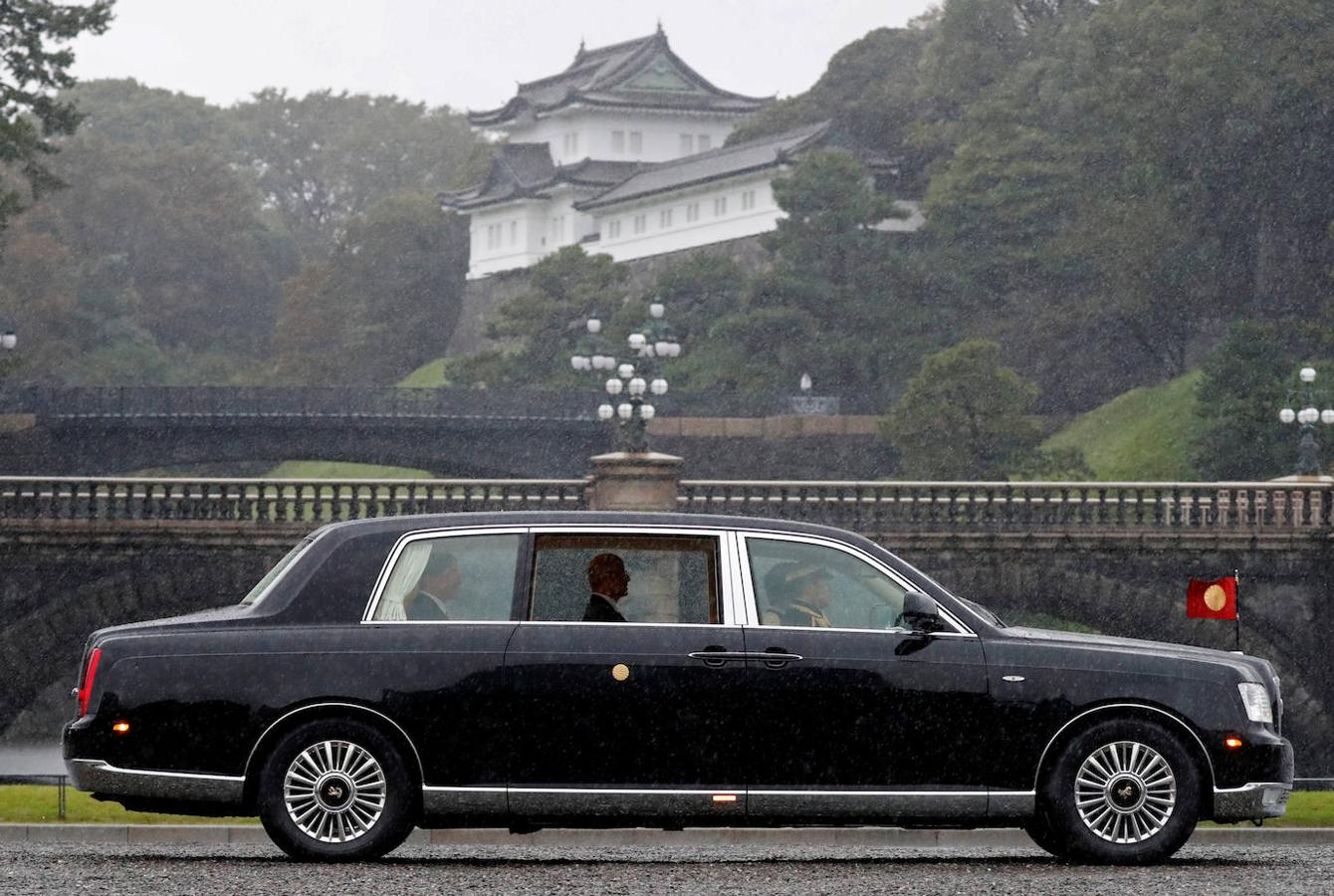 Naruhito llega al Palacio Imperial