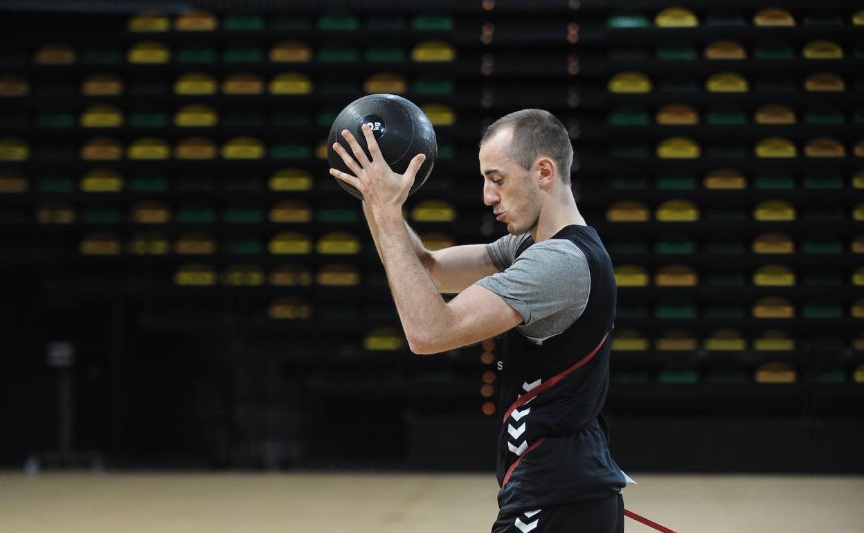 Jonathan Rousselle realiza ejercicios de calentamiento en Miribilla. 