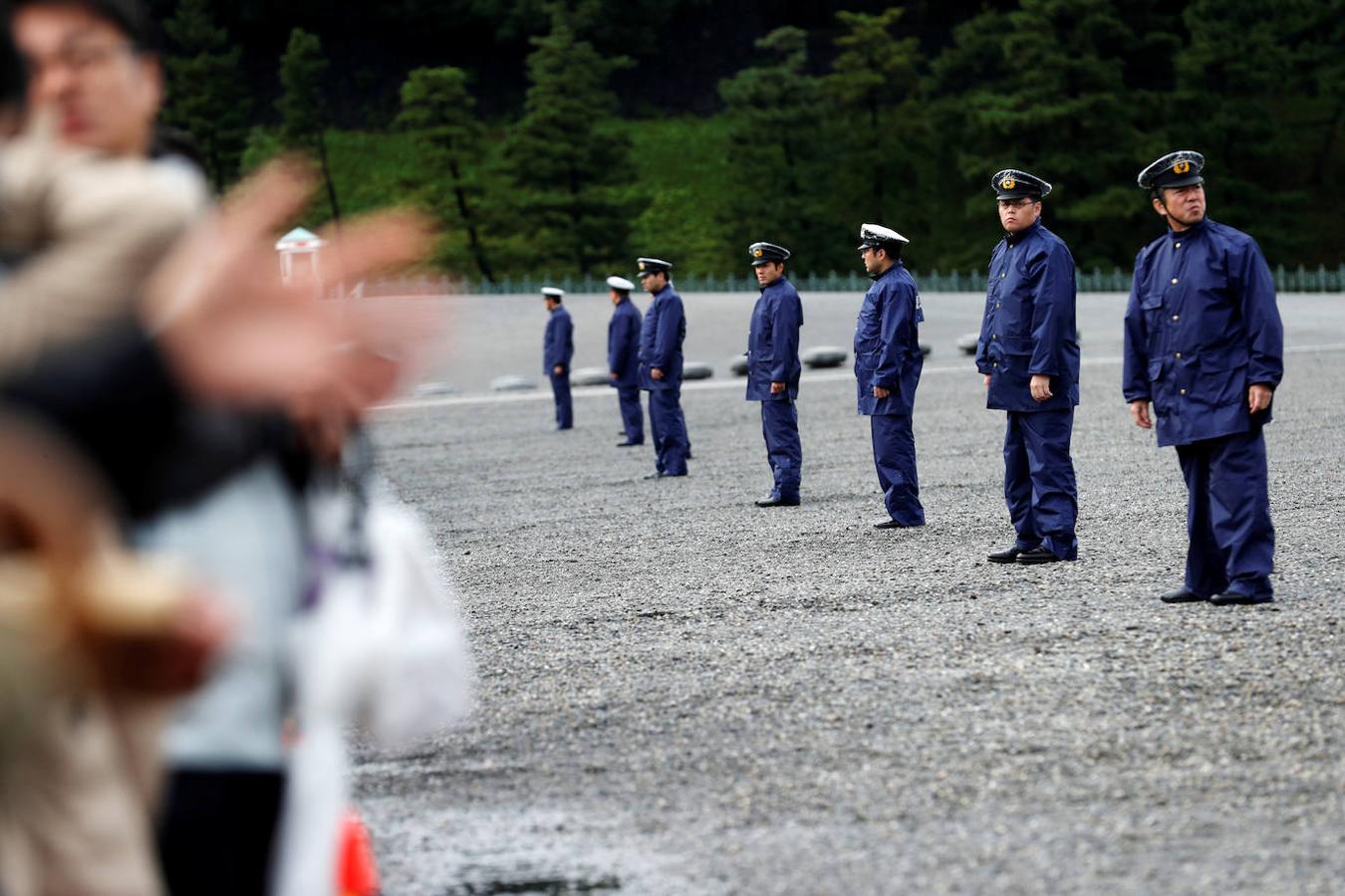 La policía japonesa mantiene la distancia de seguridad con los ciudadanos