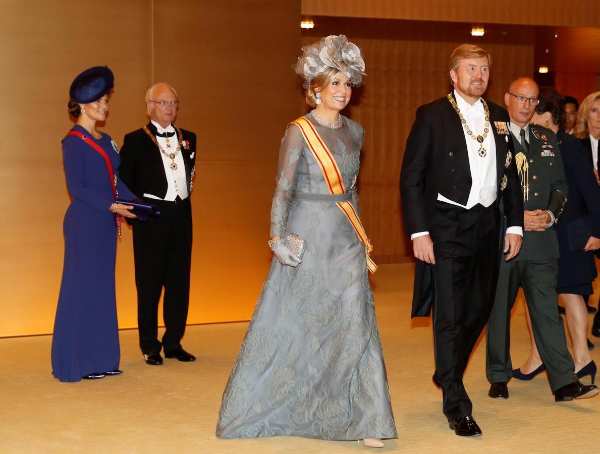 Los Reyes de Holanda (a la izquierda) y los de Suecia (a la derecha) en el Palacio Imperial