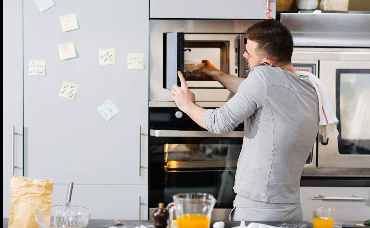 Gizon bat, sukaldean.