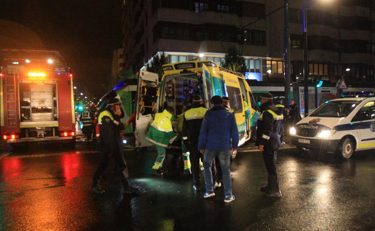 Sanitarios evacúan en ambulancia al herido tras ser atropellado por el tranvía de Vitoria. 