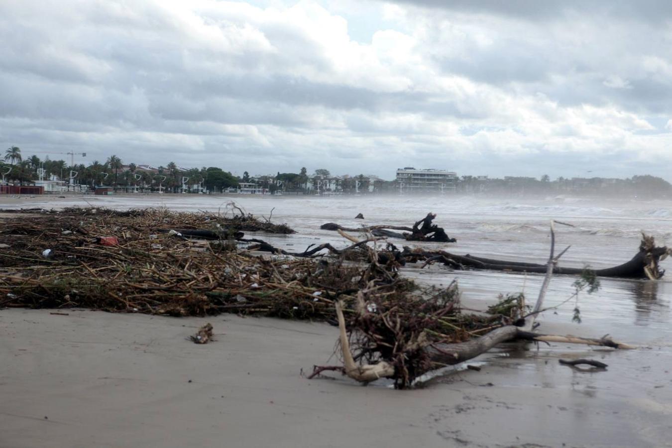 La playa de Cambrills tras el temporal