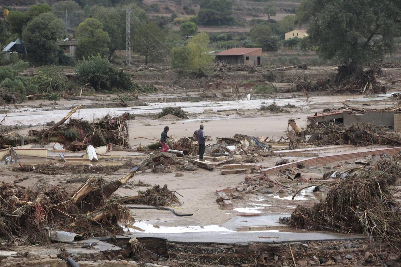 Dos hombres observan las ruinas de una casa en Montblanc (Tarragona)