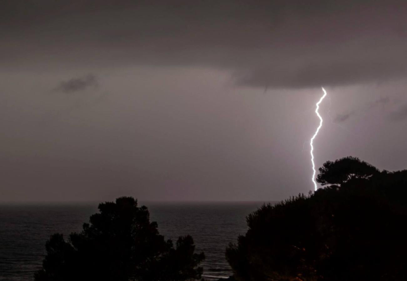 Vista de un rayo desde la isla de Mallorca