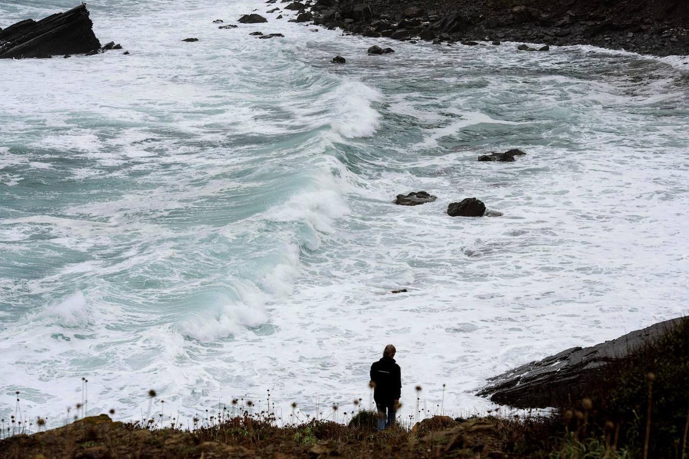 Un hombre observa desde mahón el oleaje