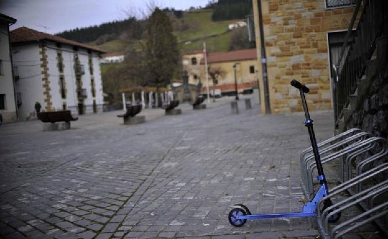 Plaza de Munitibar, que a partir del verano contará con una depuradora de fecales. 