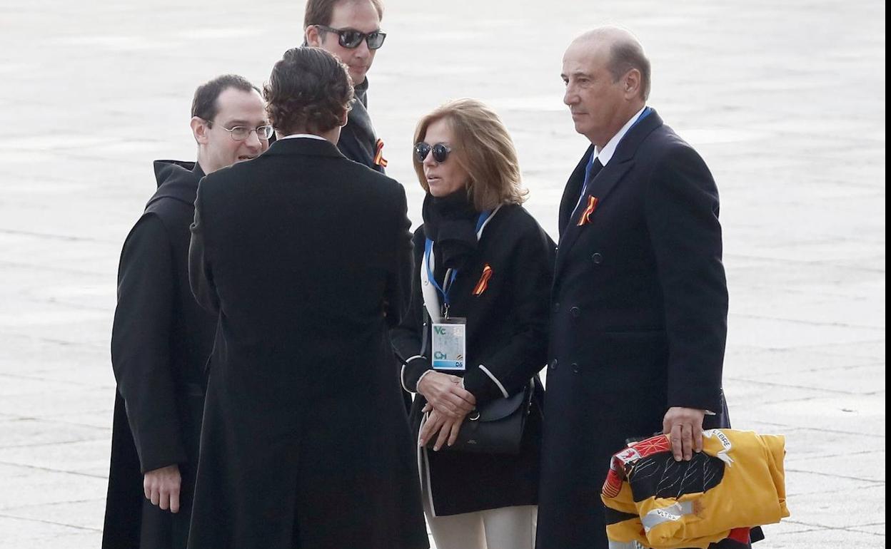 Miembros de la familia Franco, en el Valle de los Caídos, saludan al prior Santiago Cantera. 