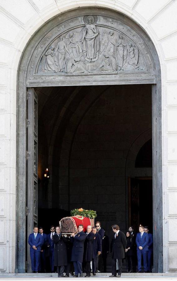 Familiares de Francisco Franco portan el féretro con los restos mortales del dictador tras su exhumación en la basílica del Valle de los Caídos