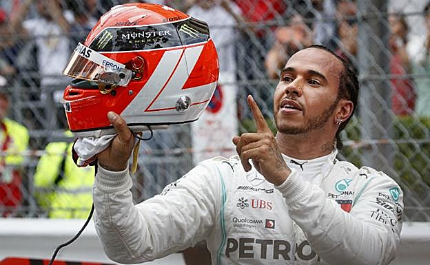 Lewis Hamilton señala su casco