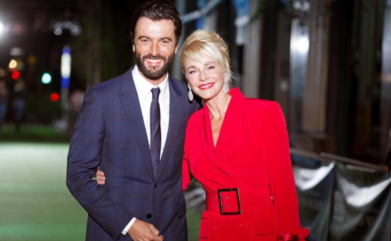 Javier Rey y Belén Rueda posan en la alfombra verde. 