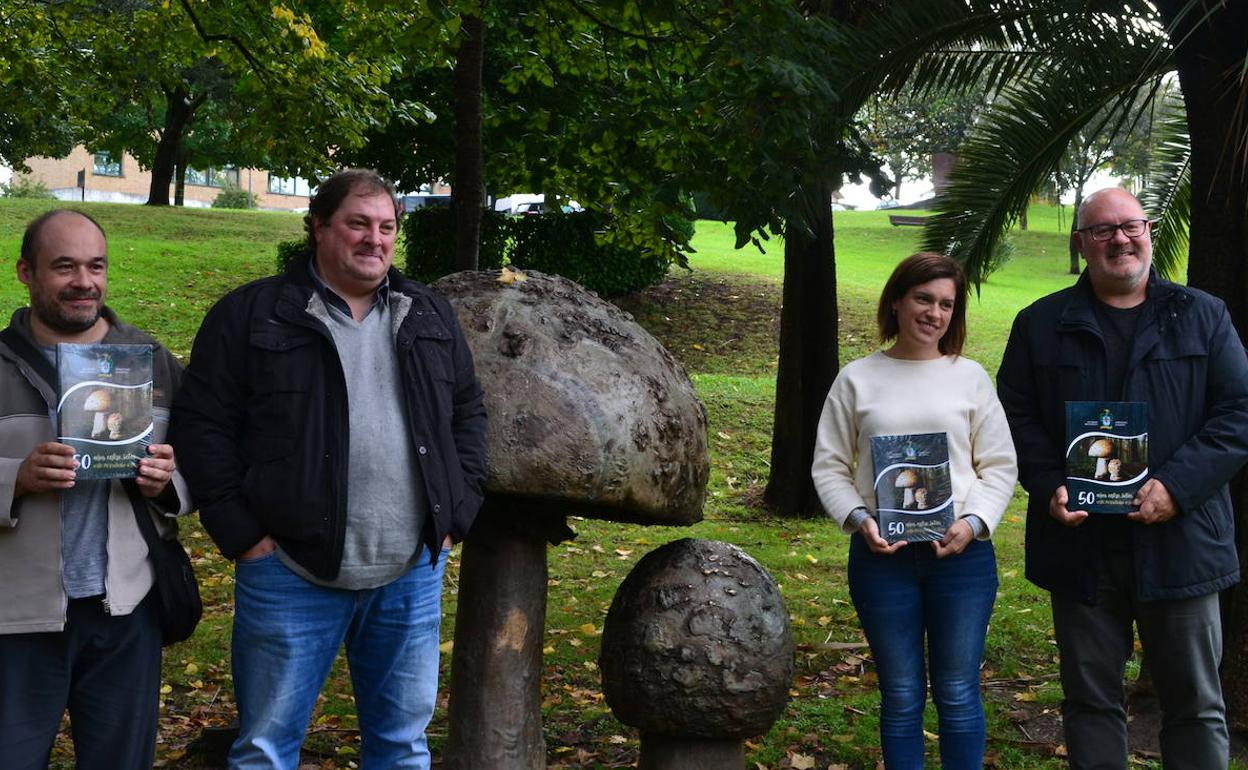 Miembros de la peña con Olaia Parra, edil de Participación. 