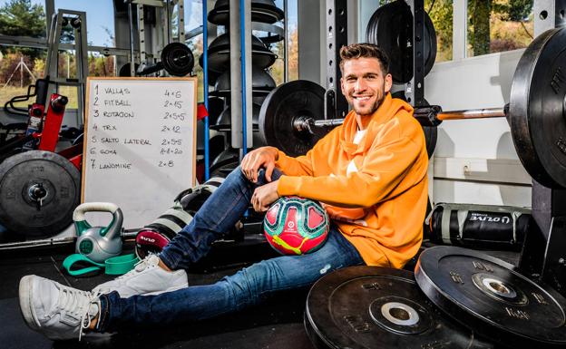 Magallán posa con el nuevo balón de invierno de la Liga en el gimnasio del Deportivo Alavés en Ibaia.