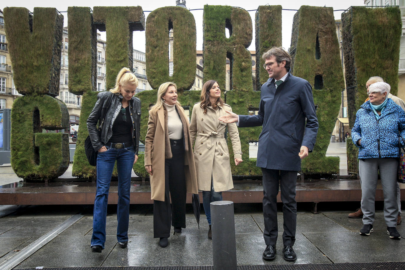 Belén Rueda y Eva García Sáenz de Urturi, a la salida de la Casa del Cordón. 