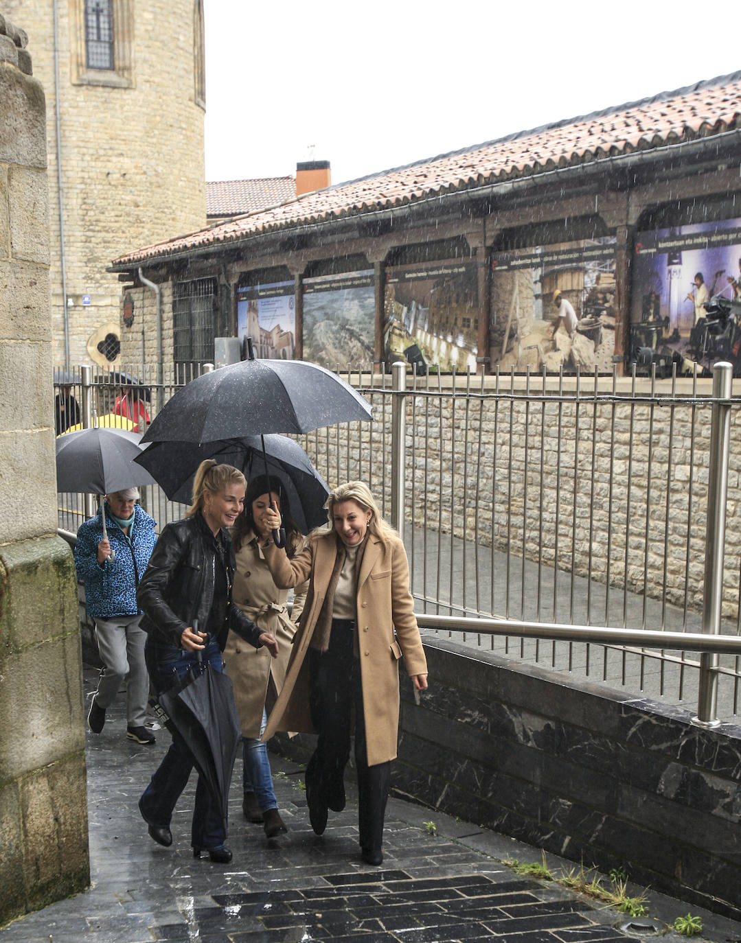 Belén Rueda y Eva García Sáenz de Urturi, a la salida de la Casa del Cordón. 