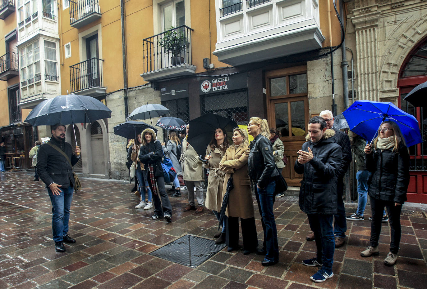 Belén Rueda y Eva García Sáenz de Urturi, a la salida de la Casa del Cordón. 