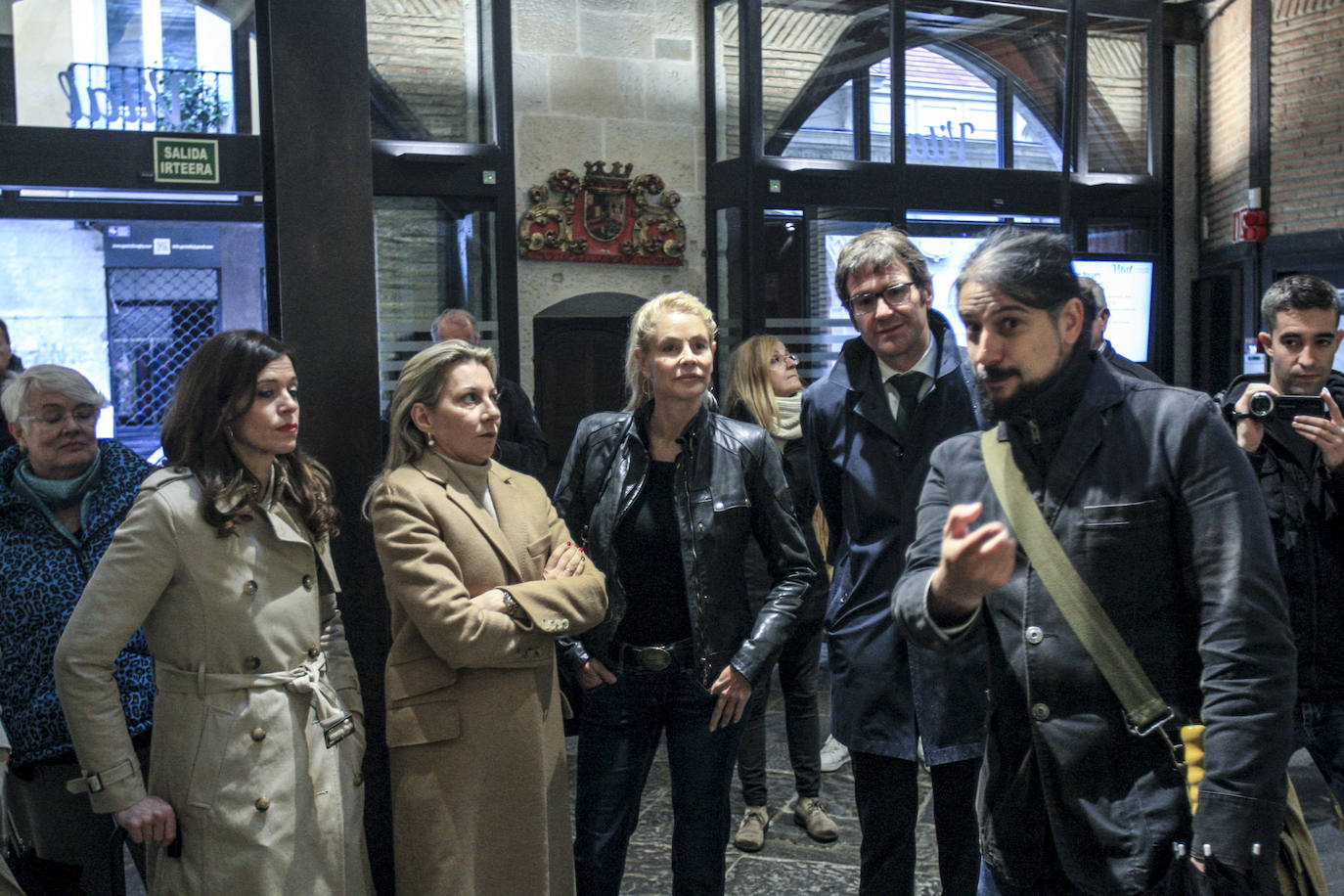 Belén Rueda y Eva García Sáenz de Urturi, a la salida de la Casa del Cordón. 