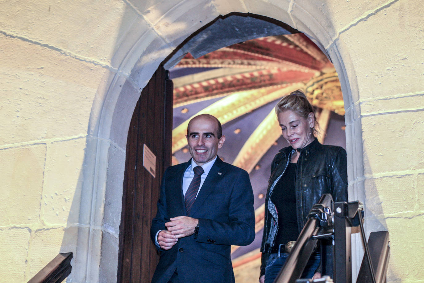 Belén Rueda y Eva García Sáenz de Urturi, a la salida de la Casa del Cordón. 