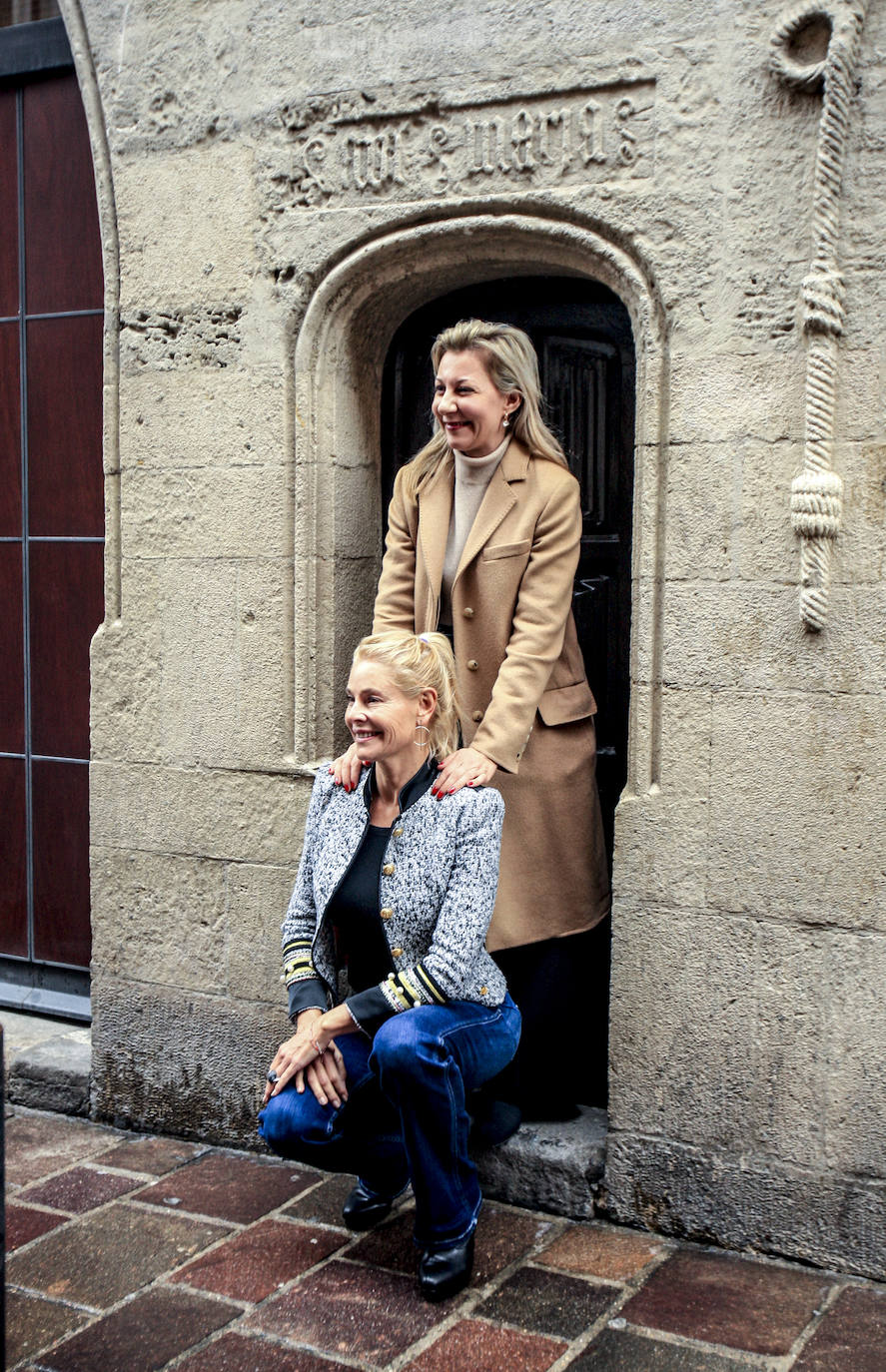 Belén Rueda y Eva García Sáenz de Urturi, a la salida de la Casa del Cordón. 