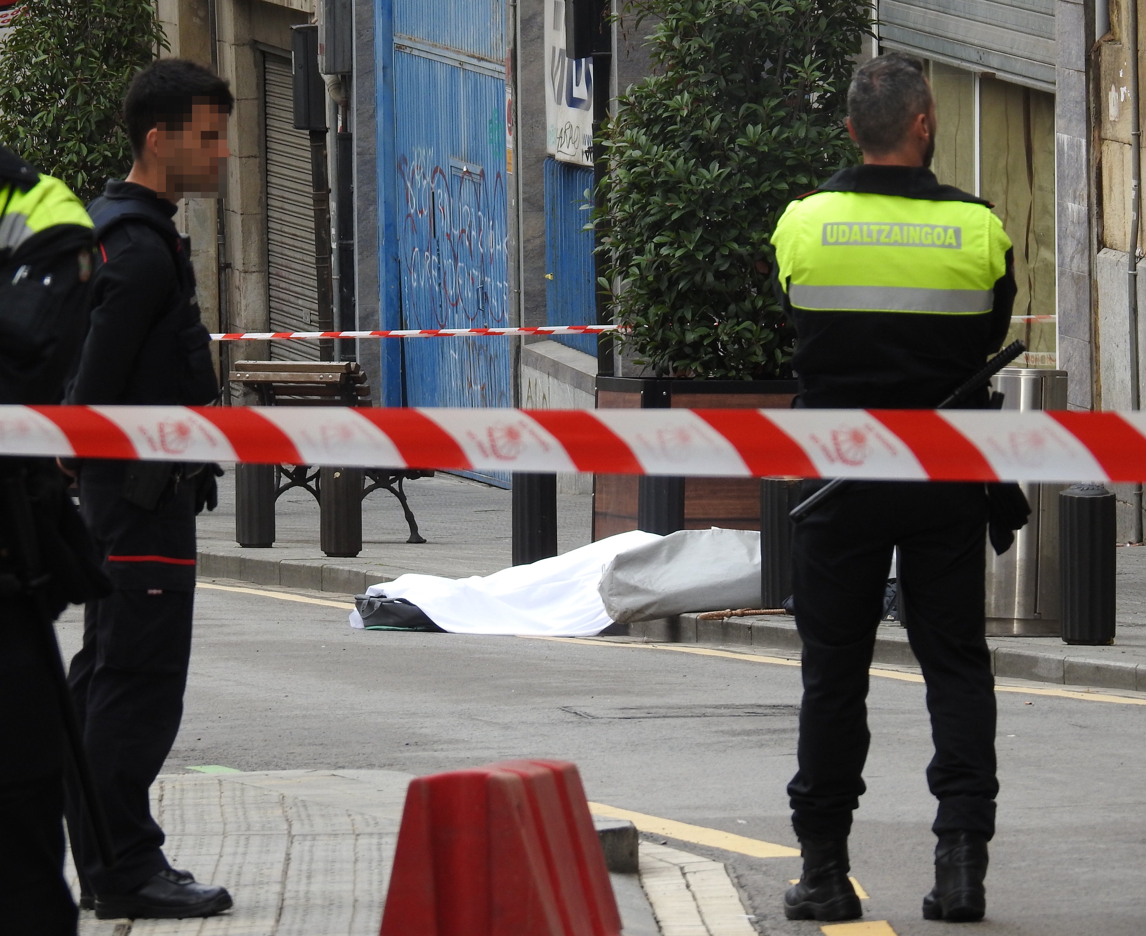 El cadáver, tendido en la calle