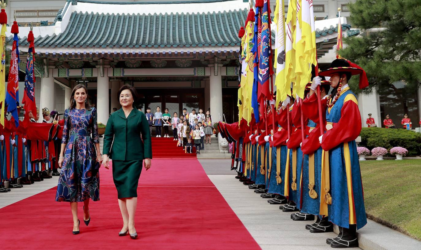 Fotos: Muchas flores y &#039;glamour&#039;: los looks de Letizia en su periplo por Asia