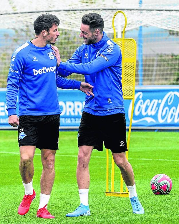 Burgui bromea con Ximo Navarro durante el entrenamiento. 