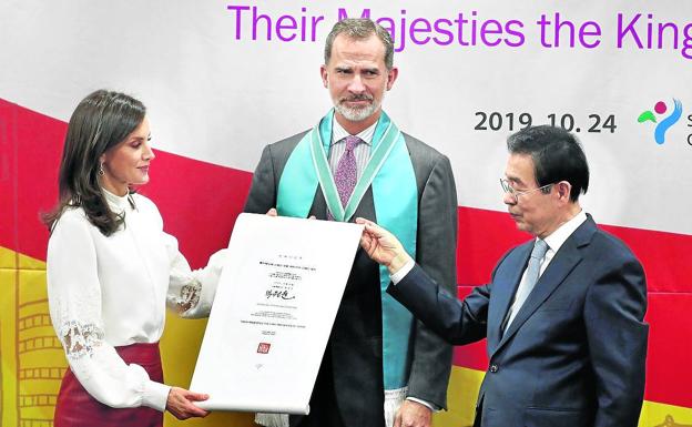 Los Reyes reciben el certificado de manos del alcalde de Seúl. 