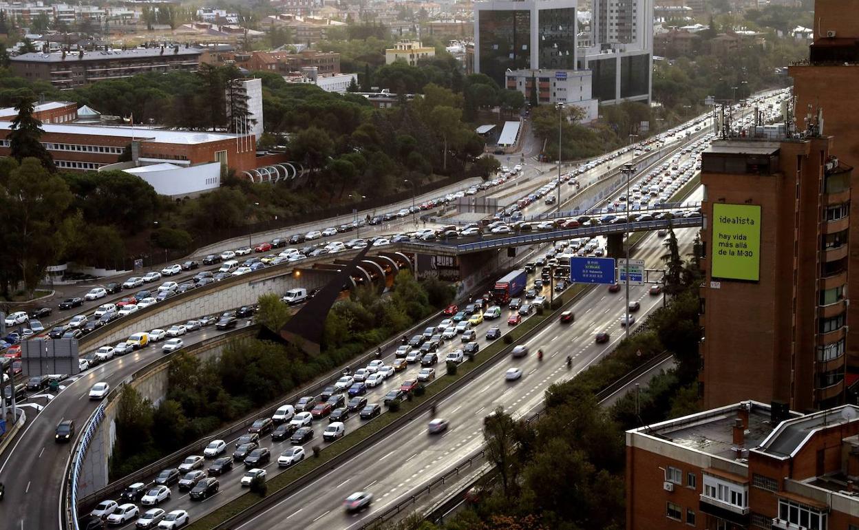 Un atasco en hora punta en la M-30 de Madrid. 