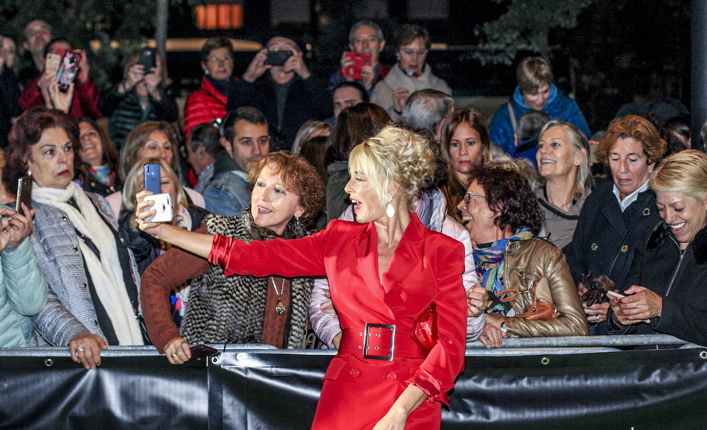 Fotos: Belén Rueda lo apuesta todo al rojo y deslumbra en Vitoria