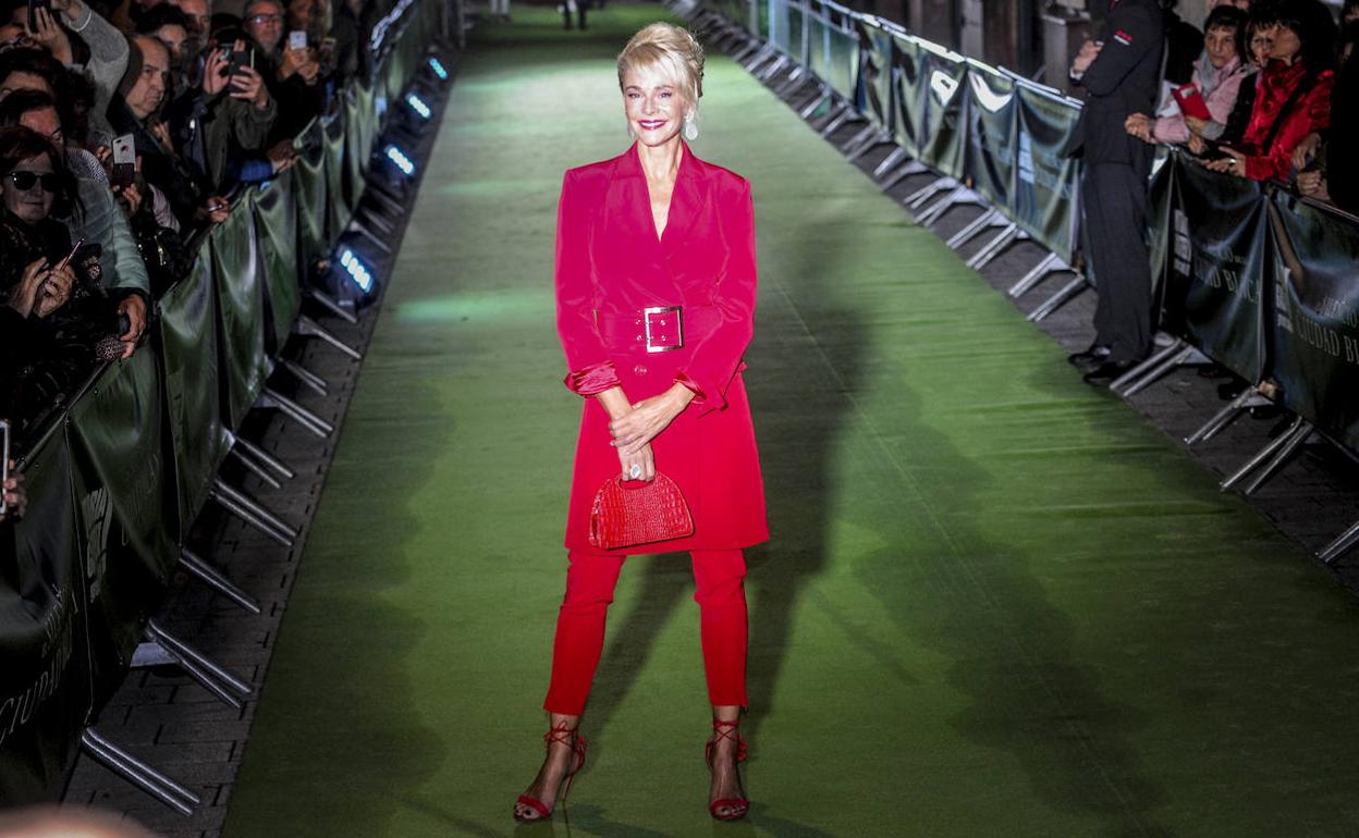 Belén Rueda posa en la alfombra verde. 